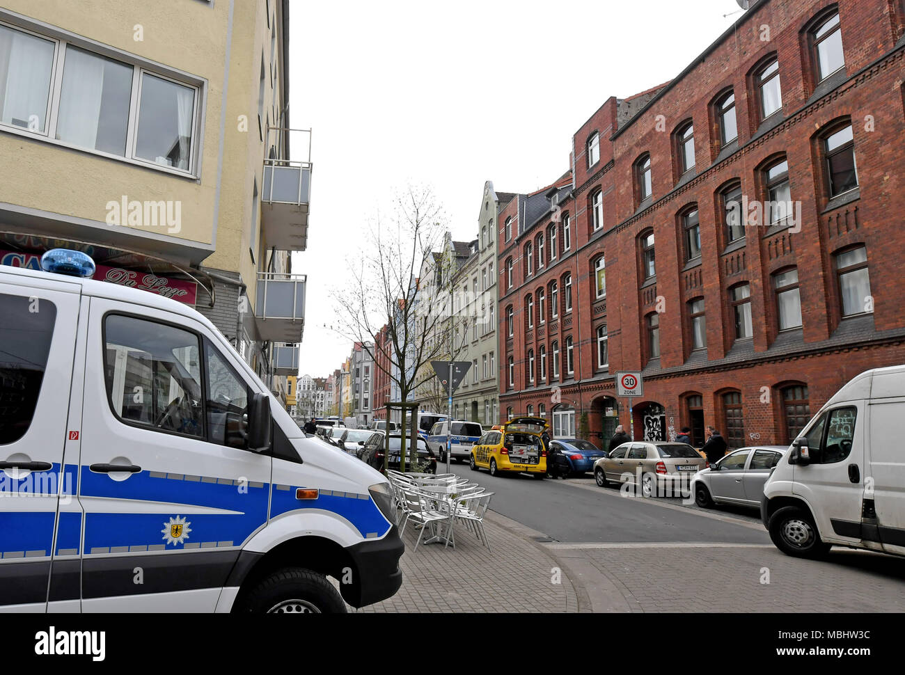 11 April 2018, Deutschland, Hannover: Polizei Wagen vor der Wohngebäude in Hannovers Stadtteil Linden. Die Bundespolizei durchgeführten Razzien in drei Hannover-96 Ultras verwandte Apartments. Allein im Jahr 2016 die Gruppe angeblich begangen wird ein Schaden von 120 000 Euro mit befriedigt in der Hauptstadt Niedersachsens. Foto: Holger Hollemann/dpa Stockfoto