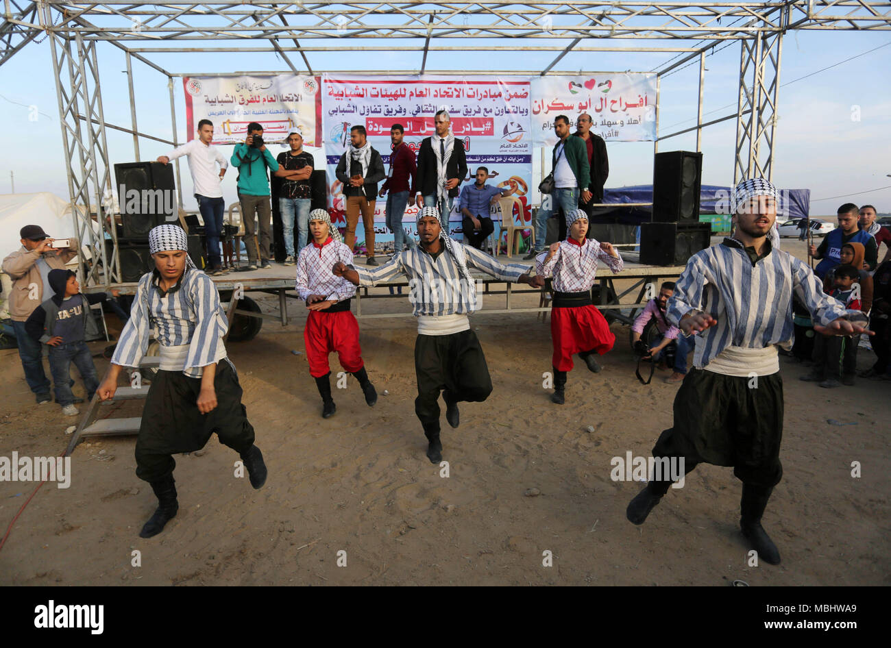 Gaza, Gazastreifen, palästinensischen Gebiet. 11 Apr, 2018. Palästinensische Mitglieder der Dabka band durchführen, während der Hochzeit der Palästinensischen Bräutigam Ramadan Abu Sukkar in der Nähe der Zelte während einer Zeltstadt Protest das Recht, in ihre Heimat zurückzukehren, an der Israel-Gaza Grenze im Osten der Stadt Gaza am 11 April, 2018 Quelle: Ashraf Amra/APA-Images/ZUMA Draht/Alamy leben Nachrichten Stockfoto