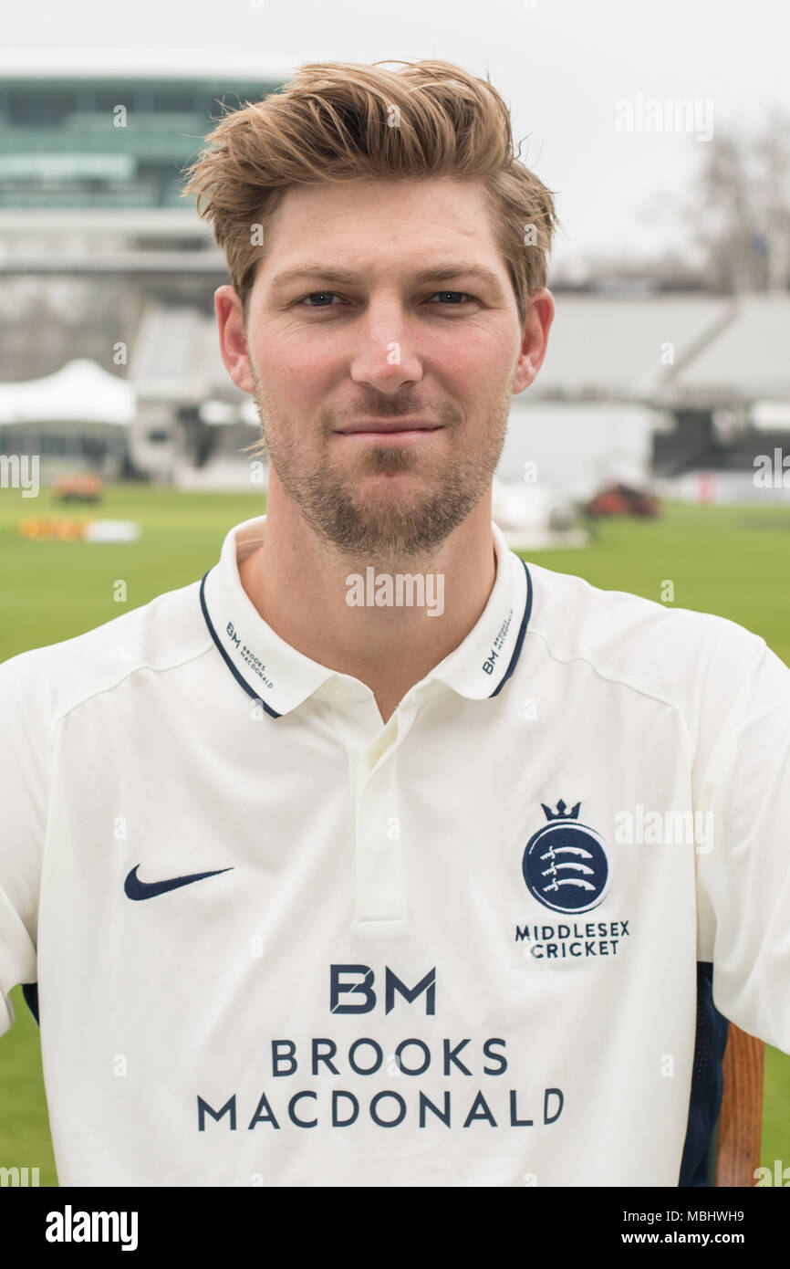 London, Großbritannien. 11 Apr, 2018. Ollie Rayner von Middlesex County Cricket Club in der County Championship white Kit. Quelle: David Rowe/Alamy leben Nachrichten Stockfoto