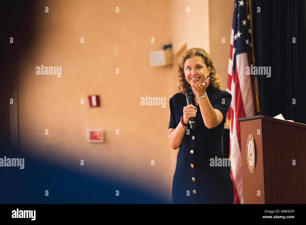 Pembroke Pines, Florida, USA. 7 Apr, 2018. Kongressabgeordnete Debbie Wasserman Schultz für 23 Florida's District, hält ein Rathaus für unser Leben treffen in Pembroke Pines, Florida. Rathaus für unser Leben wurde von Marjory Stoneman Douglas Studenten erstellt und fand in 100 verschiedenen Städten rund um das Land, so dass die Schüler mit gewählten Beamten treffen konnten, ihren Stoß für Waffenbesitz, um fortzufahren. Credit: Emilee Mcgovern/SOPA Images/ZUMA Draht/Alamy leben Nachrichten Stockfoto