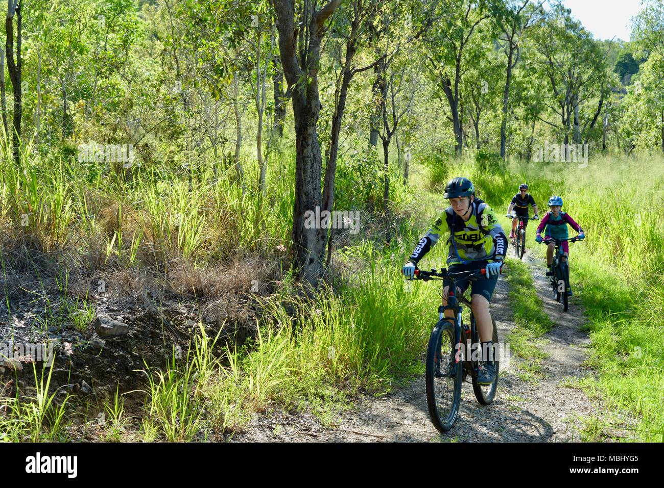 Gruppen von Menschen Mountainbiken auf der Lagune Trail, Townsville Stadt gemeinsame Conservation Park, Pallarenda, QLD, Australien Stockfoto