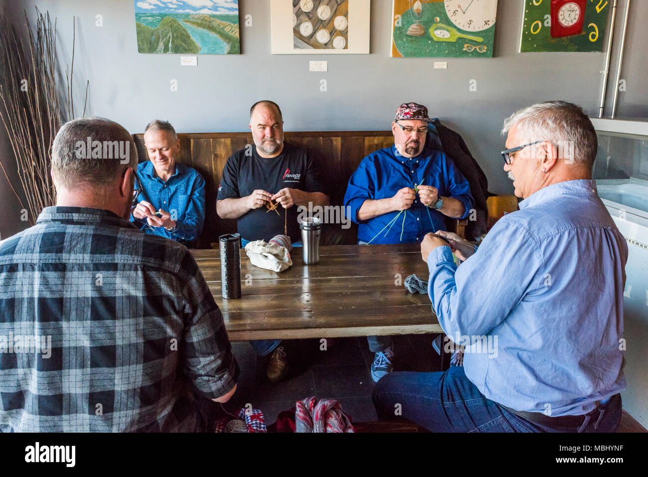 Fünf Männer stricken im East Village Coffee Shop, Vancouver, British Columbia, Kanada. Stockfoto