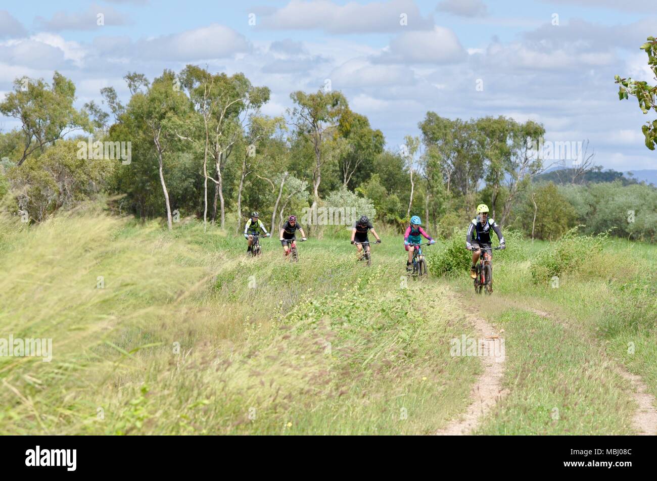 Gruppen von Menschen Mountainbiken auf der Lagune Trail, Townsville Stadt gemeinsame Conservation Park, Pallarenda, QLD, Australien Stockfoto