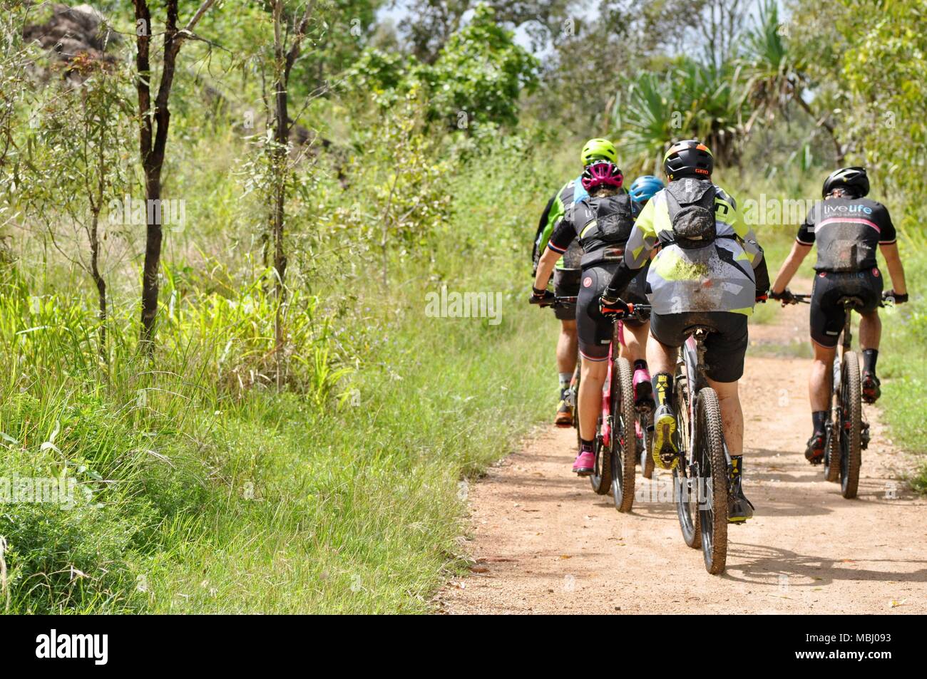 Gruppen von Menschen Mountainbiken auf der Lagune Trail, Townsville Stadt gemeinsame Conservation Park, Pallarenda, QLD, Australien Stockfoto