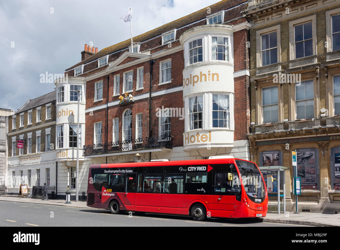 Erste Stadt Red Bus außerhalb des Dolphin Hotel, High Street, Southampton, Hampshire, England, Vereinigtes Königreich Stockfoto