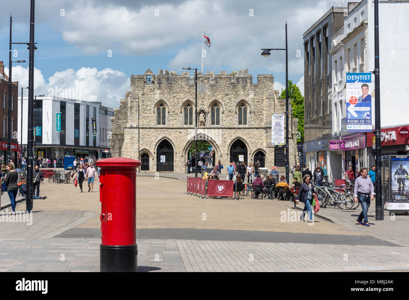 Im 12. Jahrhundert Bargate und Guildhall, High Street, Old Town, Southampton, Hampshire, England, Vereinigtes Königreich Stockfoto