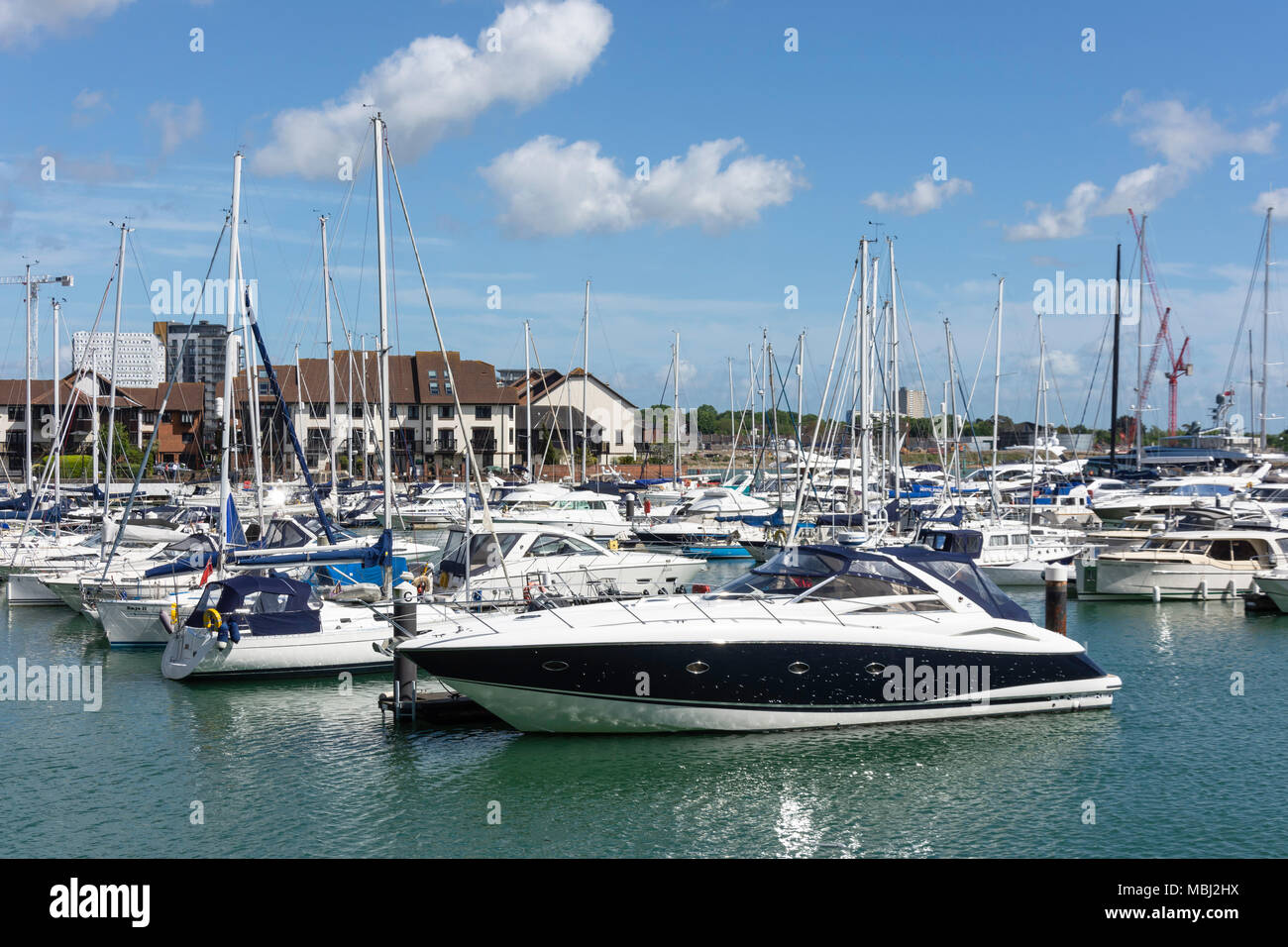 Boote im Ocean Village Marina, Southampton, Hampshire, England, Vereinigtes Königreich Stockfoto