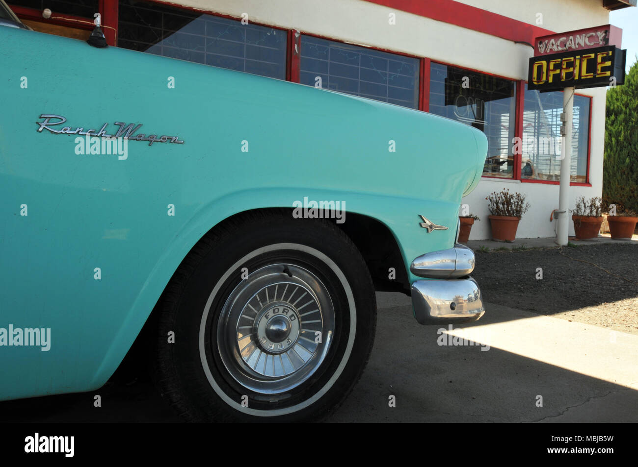 Ein vintage Ford Ranch Wagon Automobil wird dargestellt, vor dem Wigwam Motel Büro an der historischen Route 66 in Holbrook, Arizona. Stockfoto