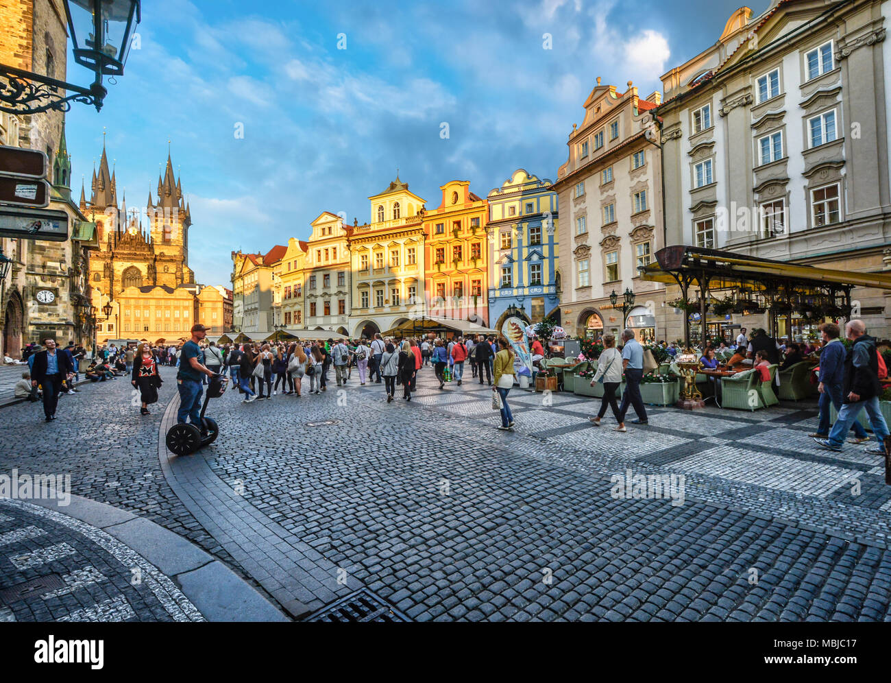 Touristen und Einheimische genießen einen geschäftigen Tag auf dem Altstädter Ring in der historischen Altstadt von Prag, Tschechien mit der Kirche unserer Lieben Frau vor Tyn Stockfoto