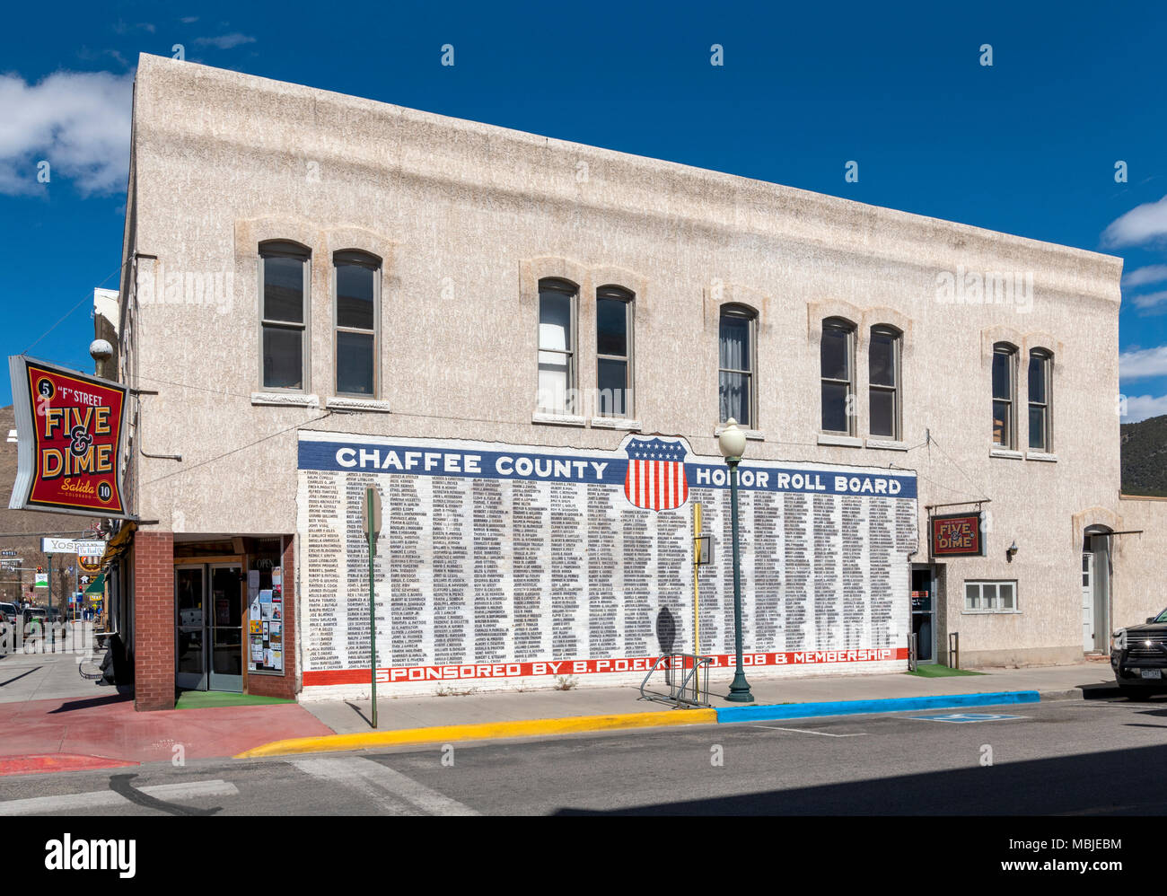 Chaffee County Honor Roll Board; vor kurzem restauriert Weltkrieg commemorative Wandbild an Soldaten im Zentrum der historischen Gebäude; Salida, Colorado, USA Stockfoto