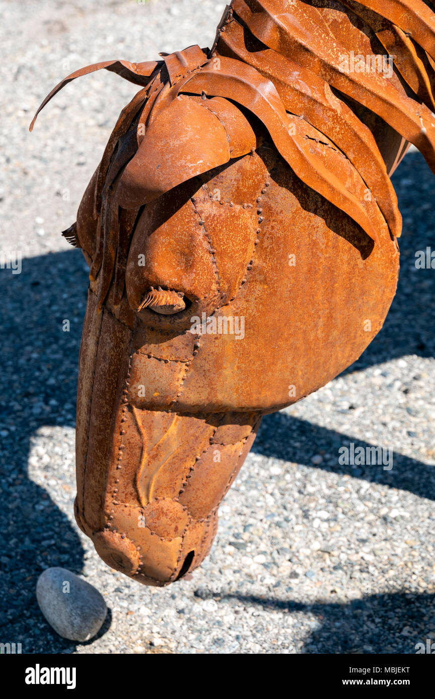 Kundenspezifische Metall, Pferd, Skulptur auf dem Bildschirm; Spirit Mountain Geweih & Log Design; Salida, Colorado, USA Stockfoto