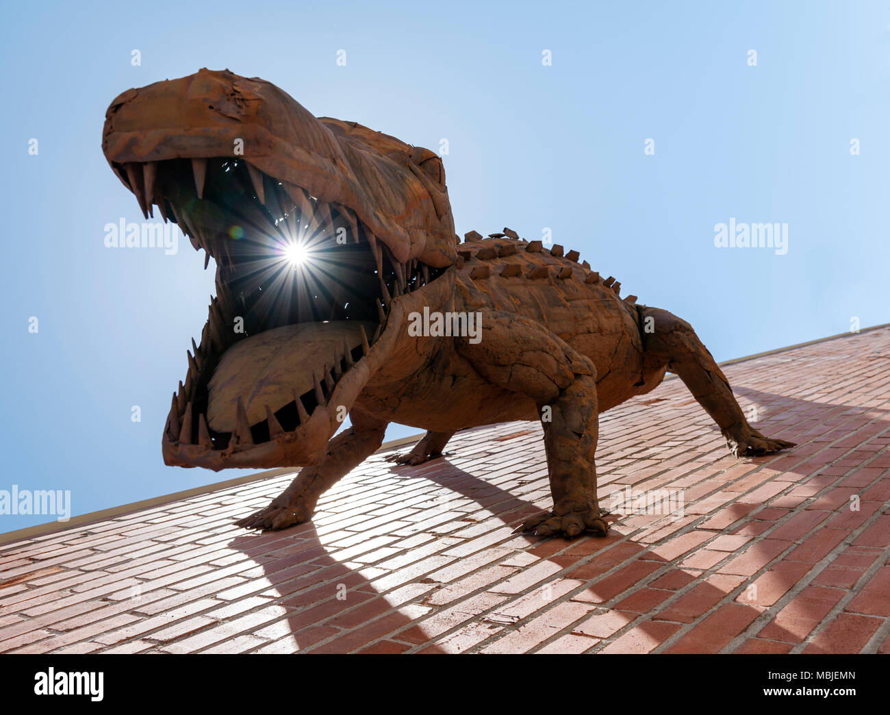 Kundenspezifische Metall krokodil Skulptur auf dem Bildschirm; Spirit Mountain Geweih & Log Design; Salida, Colorado, USA Stockfoto