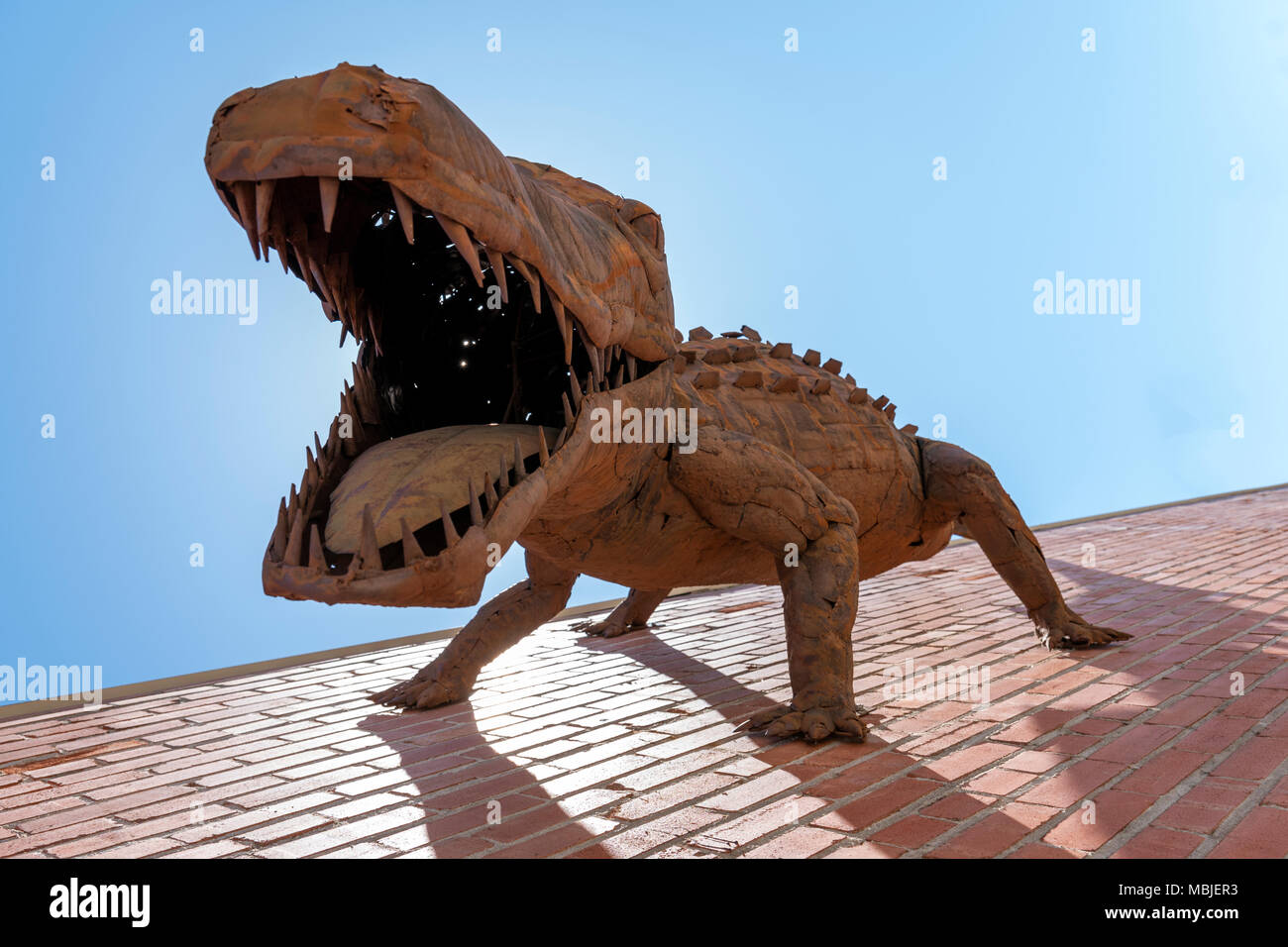 Kundenspezifische Metall krokodil Skulptur auf dem Bildschirm; Spirit Mountain Geweih & Log Design; Salida, Colorado, USA Stockfoto