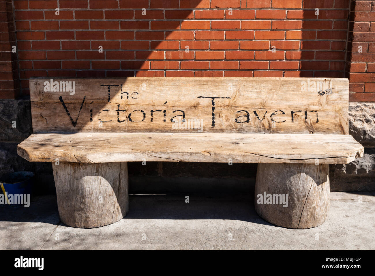 Benutzerdefinierte Holzbank außerhalb des Viktorianischen Taverne; National Historic District; Salida, Colorado, USA Stockfoto