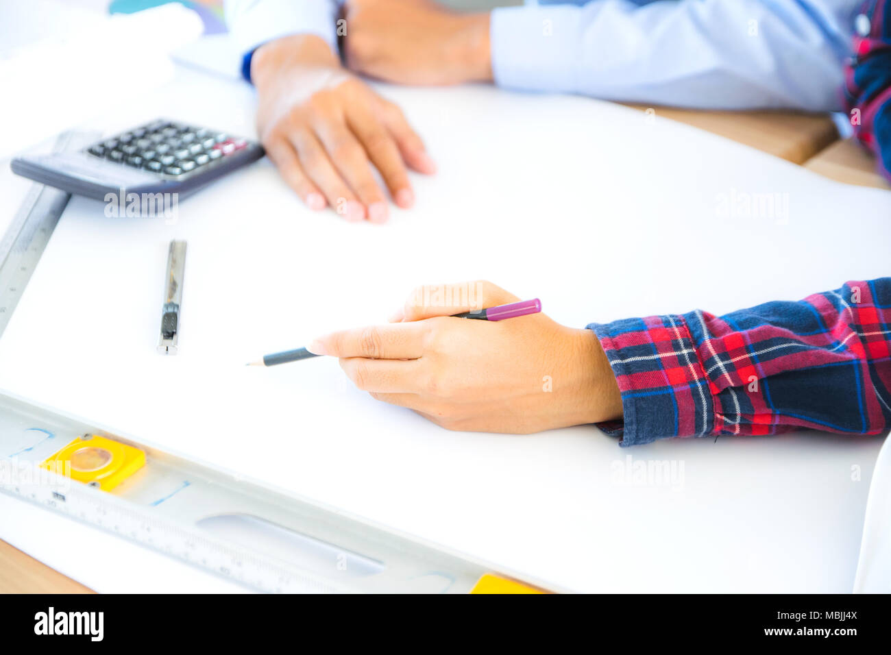 Nahaufnahme auf Tisch Architektur und Ingenieurbau consult Blueprint builder Hintergrund, Konzept Geschäft Erfolg Stockfoto