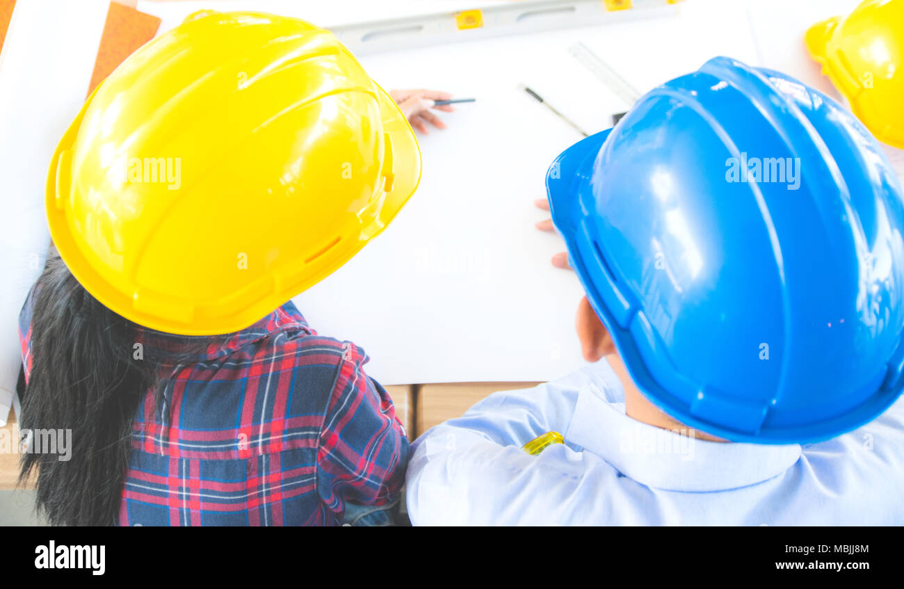 Nahaufnahme auf Tisch Architektur und Ingenieurbau consult Blueprint builder Hintergrund, Konzept Geschäft Erfolg Stockfoto