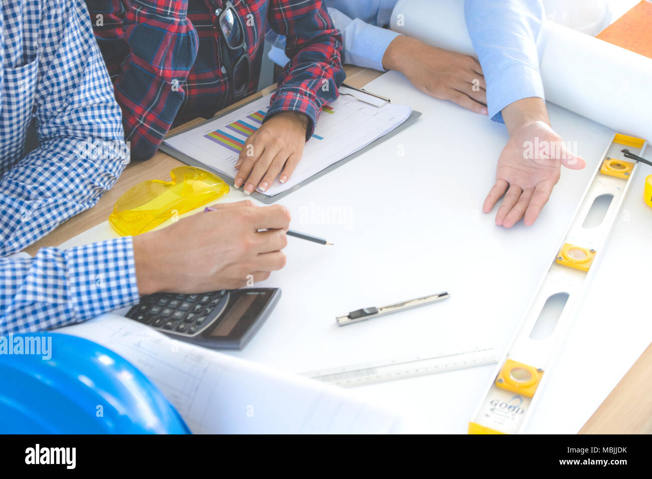 Nahaufnahme auf Tisch Architektur und Ingenieurbau consult Blueprint builder Hintergrund, Konzept Geschäft Erfolg Stockfoto