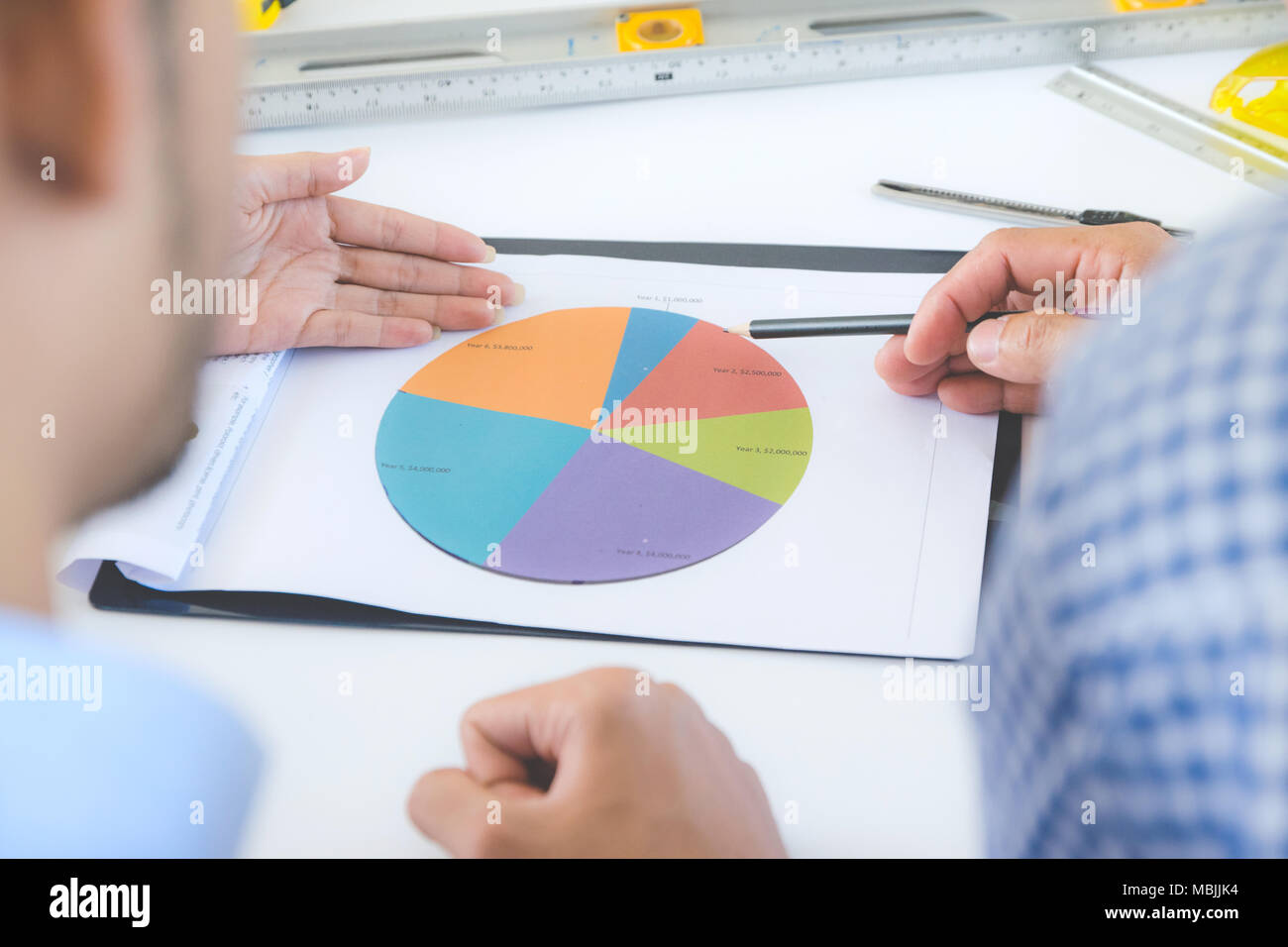 Nahaufnahme auf Tisch Architektur und Ingenieurbau consult Blueprint builder Hintergrund, Konzept Geschäft Erfolg Stockfoto