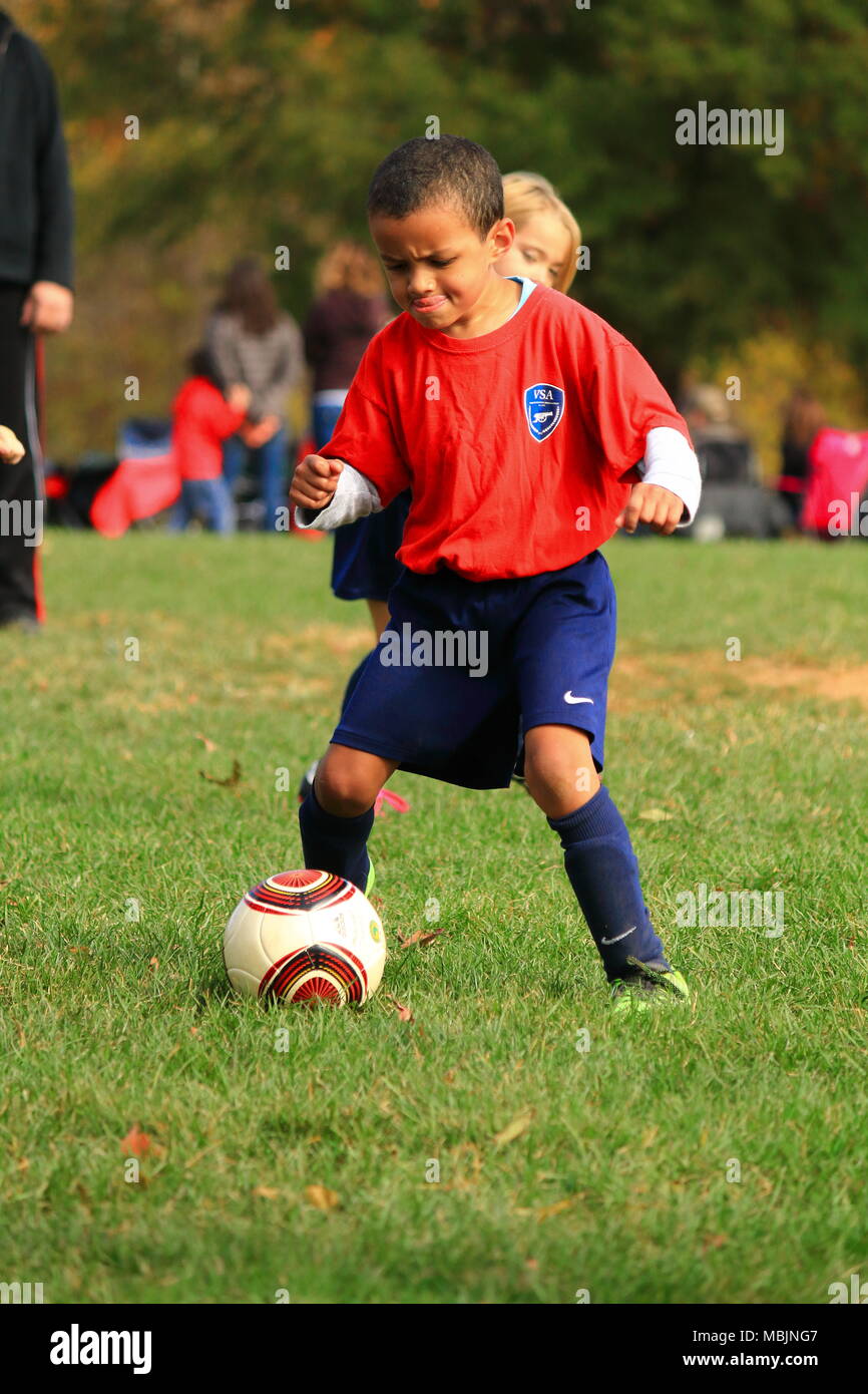 Black Boy spielen in einem Fußball-Spiel Stockfoto