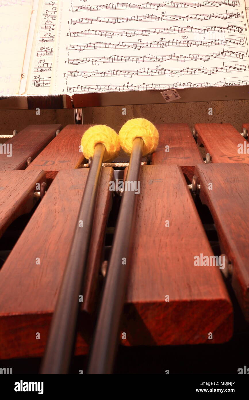 Marimba, Schlägel und Noten Stockfoto