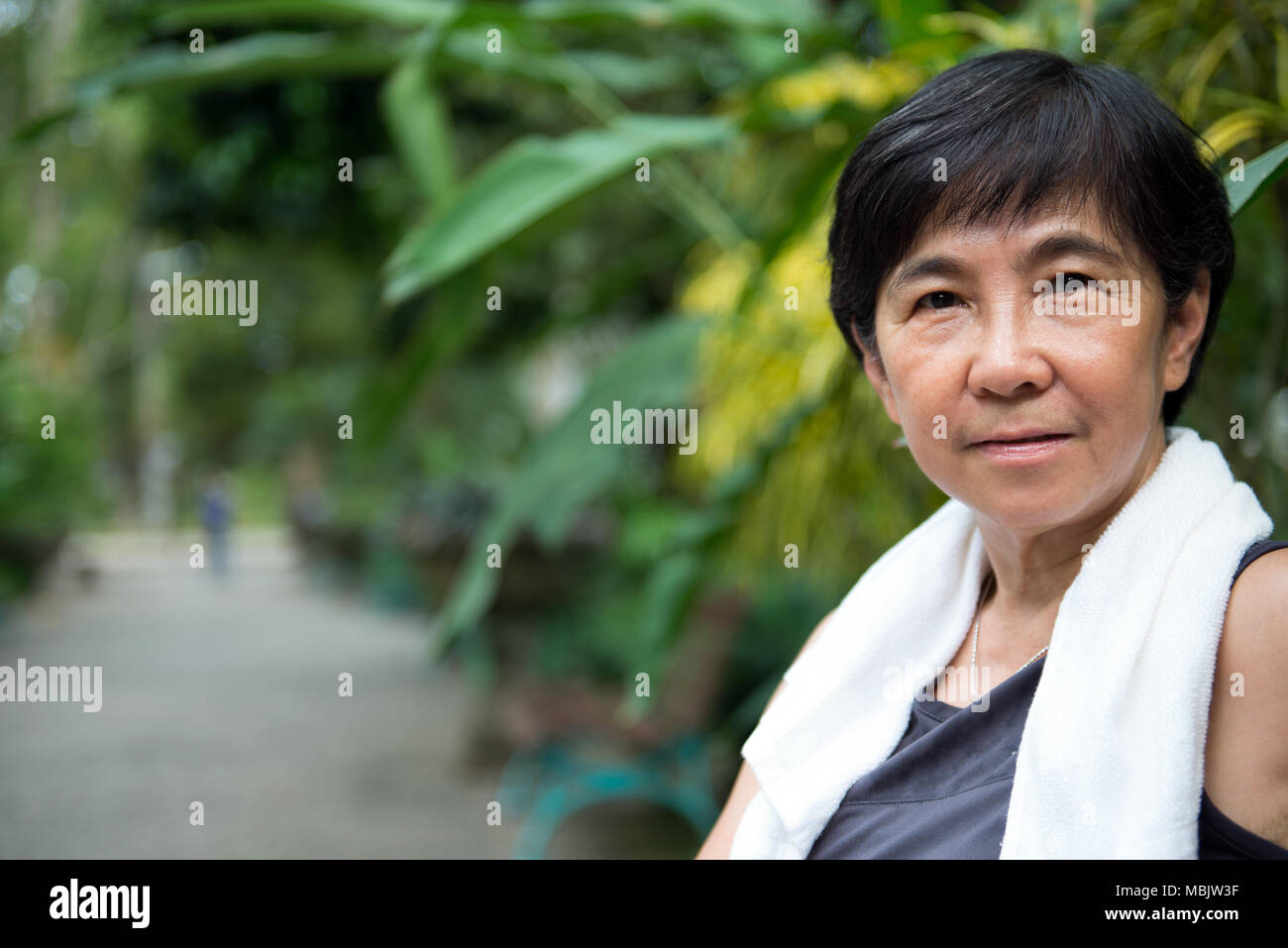 Senior asiatische Frau im Park Stockfoto