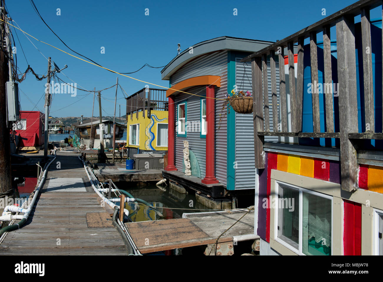 500 Schwimmende Häuser in der Bucht Stockfoto