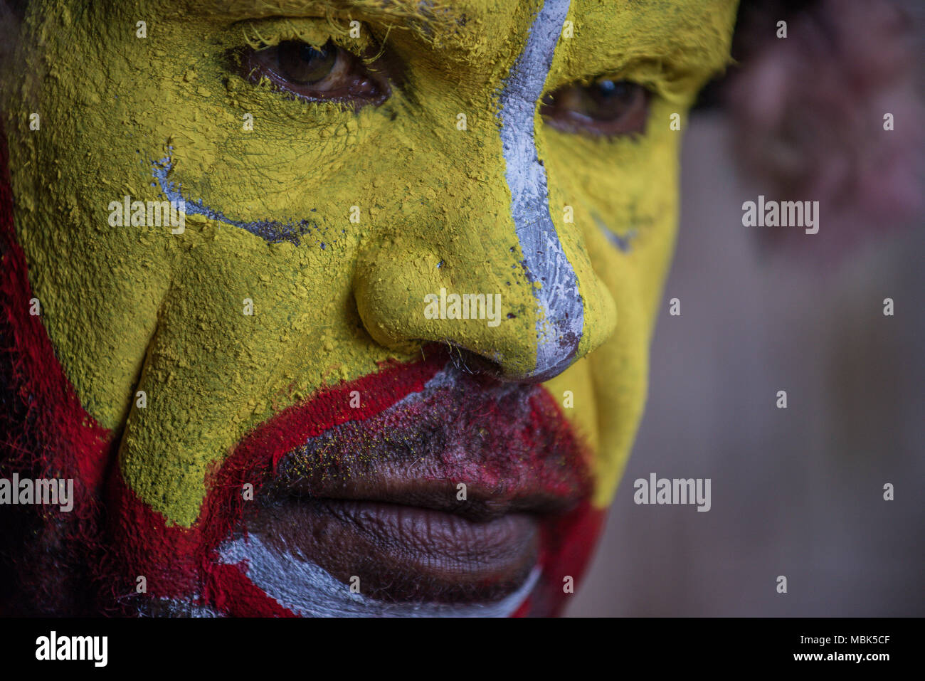 Ein erwachsener Huli Wigman lackiert Für eine sing-show Singen, tari Tal, Papua-Neuguinea Stockfoto