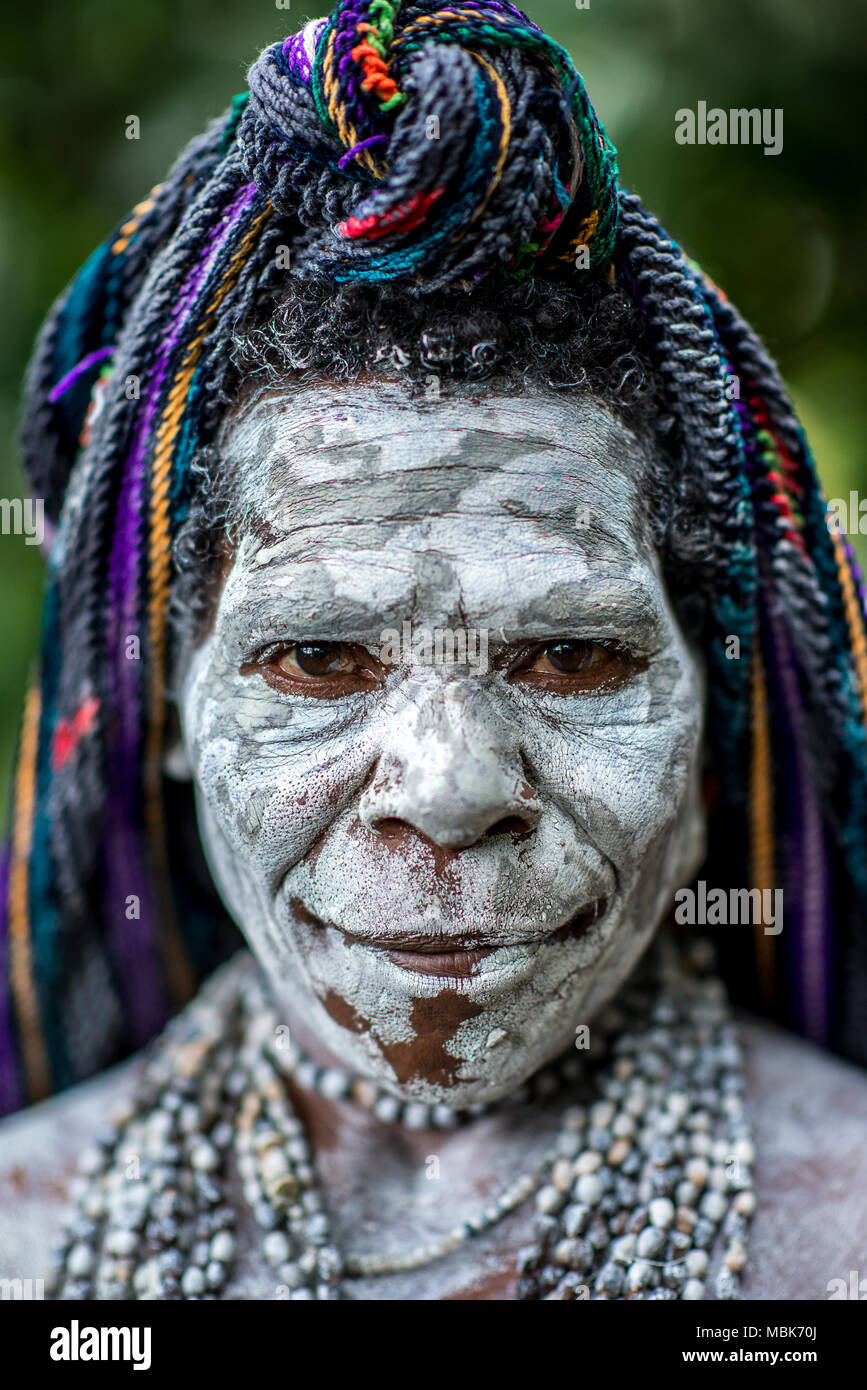 Porträt einer Huli Witwe mit Gesicht gemalt, Tari Tal, Papua-Neuguinea Stockfoto