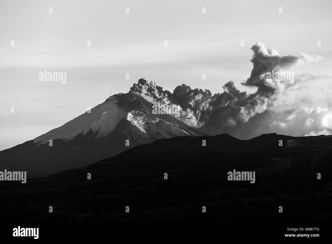 Cotopaxi volcano Eruption von Quito, Ecuador gesehen Stockfoto