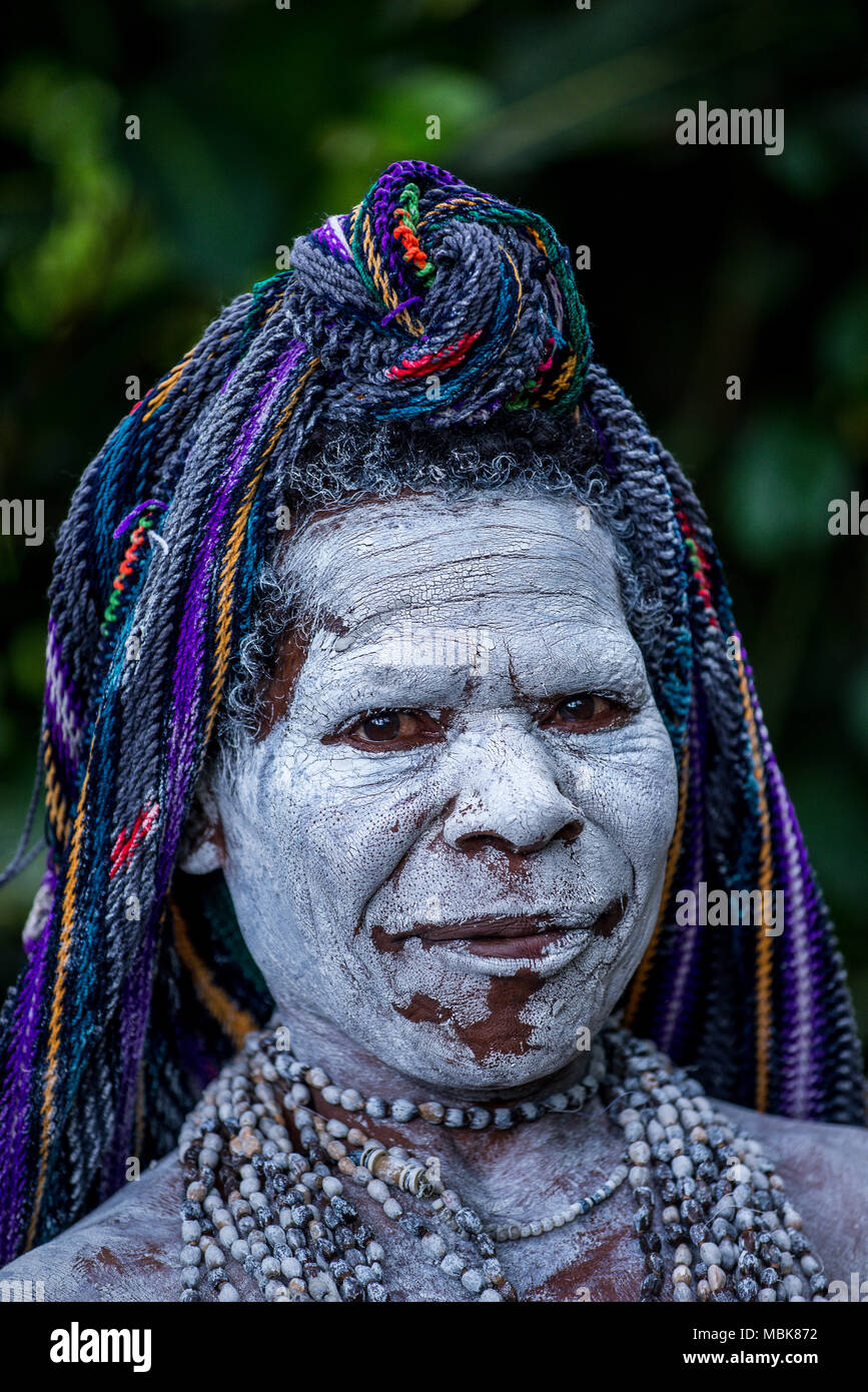 Porträt einer Huli Witwe mit Gesicht gemalt, Tari Tal, Papua-Neuguinea Stockfoto