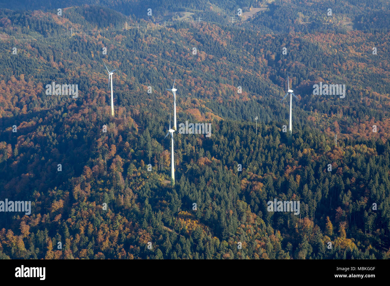 Windkraftanlagen auf einem Hügel Stockfoto