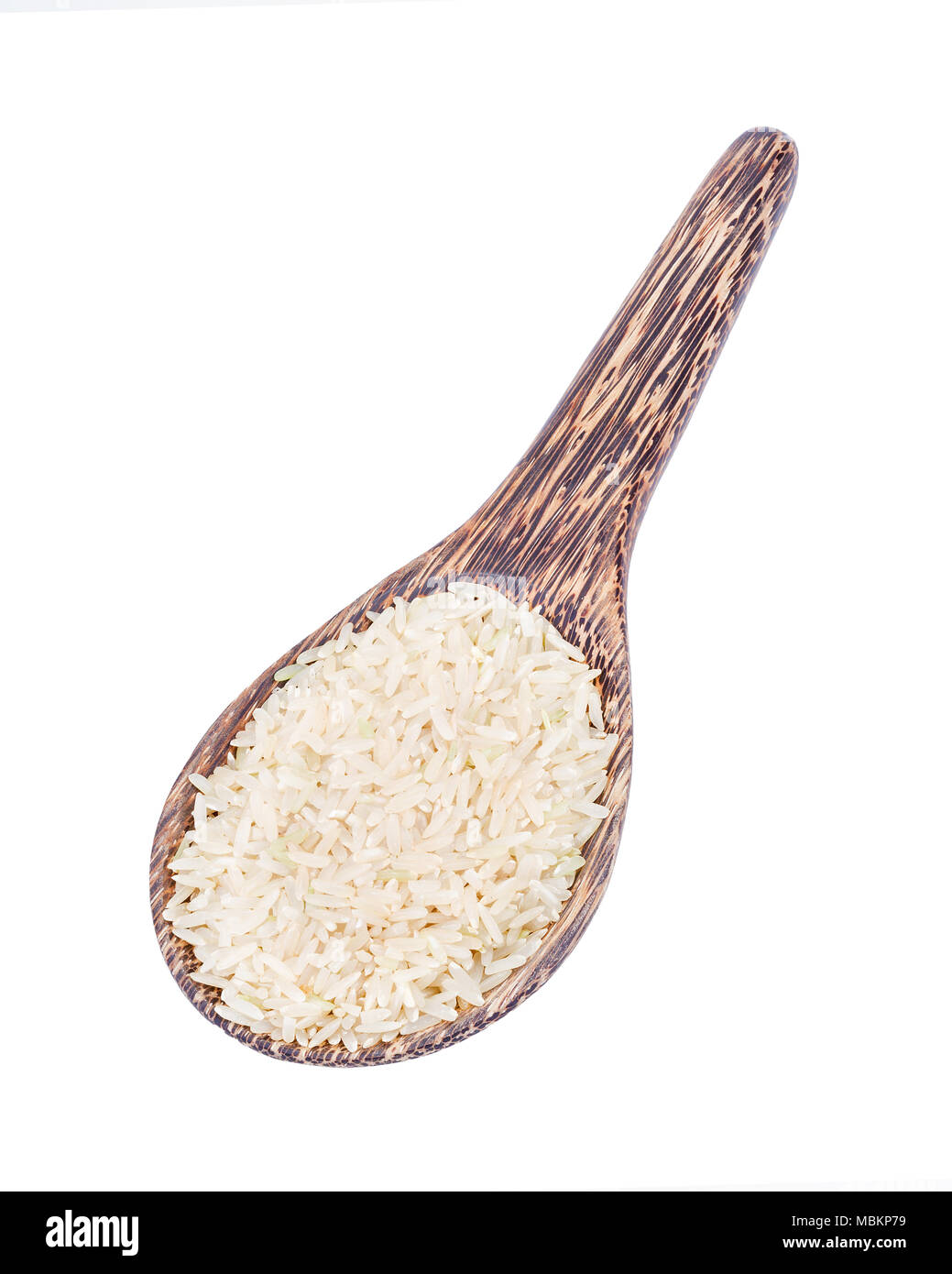 Reis (poliert Jasminreis) auf hölzerne Schöpfkelle isoliert auf weiss Stockfoto