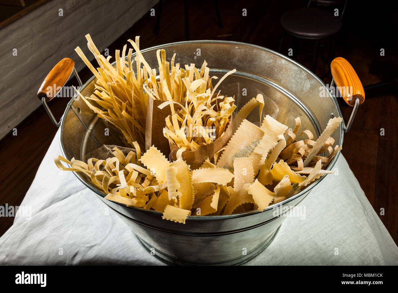 Verschiedene Arten von Nudeln auf einer metallenen Wanne Stockfoto