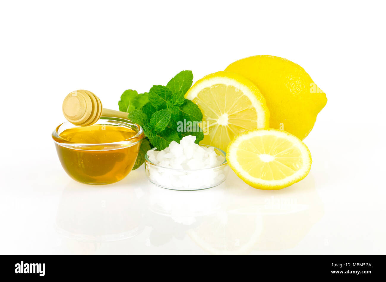 Natürliche Hautreiniger und Hautpflege Rezept auf weißem Hintergrund. Stockfoto