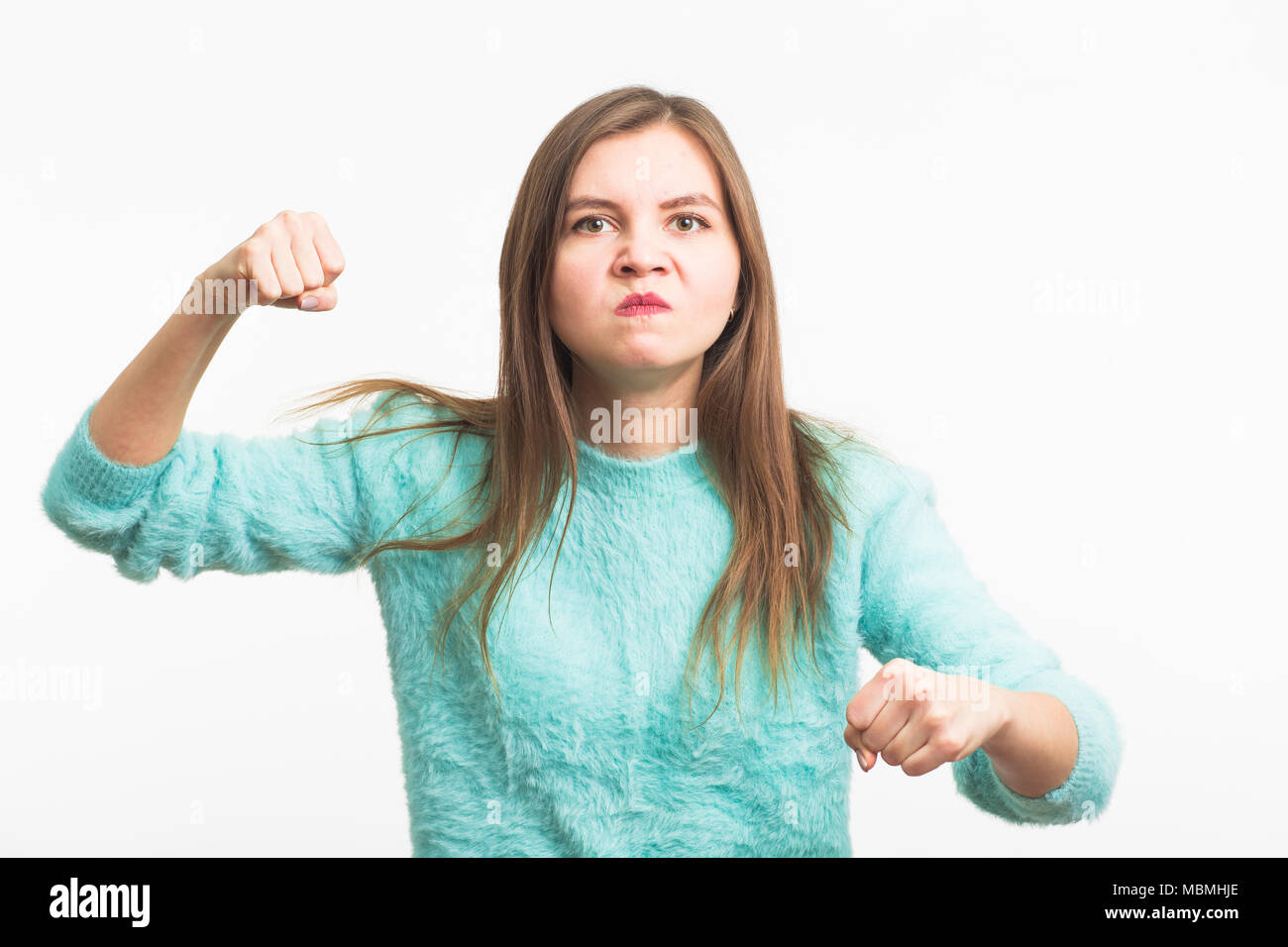 Wutende Junge Brunette Frau Zeigt Faust Das Madchen Ist Sehr Wutend Und Bereit Seine Fauste Zu Benutzen Negative Aggressive Emotionen Auf Ihrem Gesicht Stockfotografie Alamy