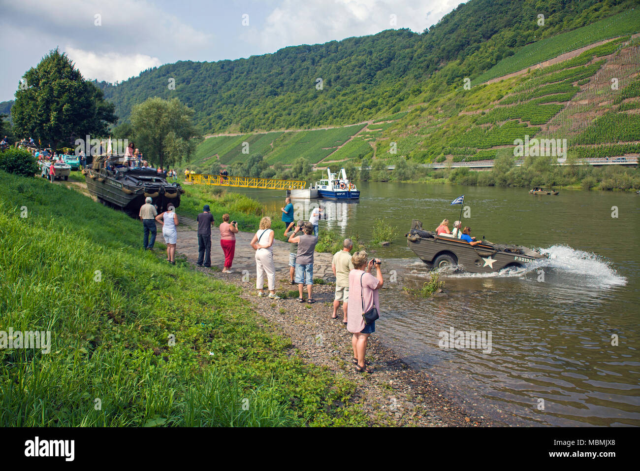 Menschen beobachten militärischen amphibian Autos an der Mosel in Bruttig-Fankel, Rheinland-Pfalz, Deutschland Stockfoto