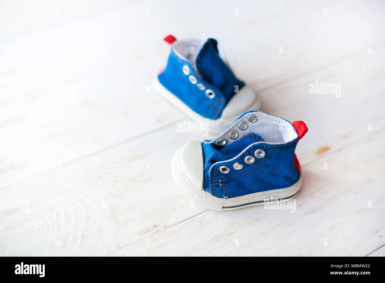 Neue blaue Sneaker auf weißem Hintergrund Stockfoto