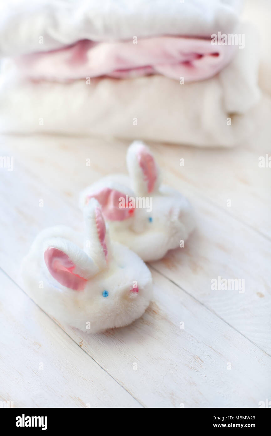 Kinderschuhe Hausschuhe mit Hasen. gemütliches Haus Stockfotografie - Alamy