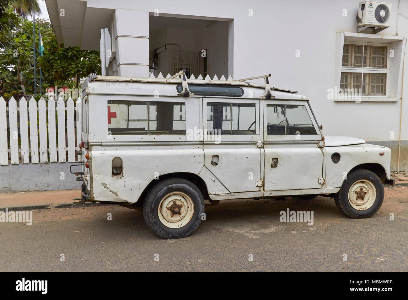 Eine gut benutzt Krankenwagen Landrover Defender in einer Seitenstraße neben einer Klinik auf der Insel Sao Tome in Westafrika ein Nachmittag geparkt. Stockfoto