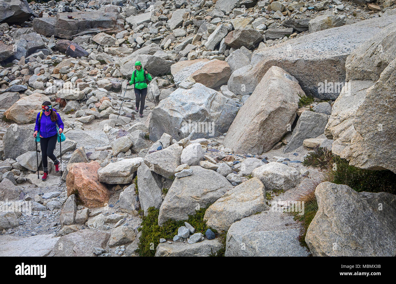 Wanderer aufsteigend der Moräne zu Mirador Base Torres, Torres del Paine Nationalpark, Patagonien, Chile, Stockfoto