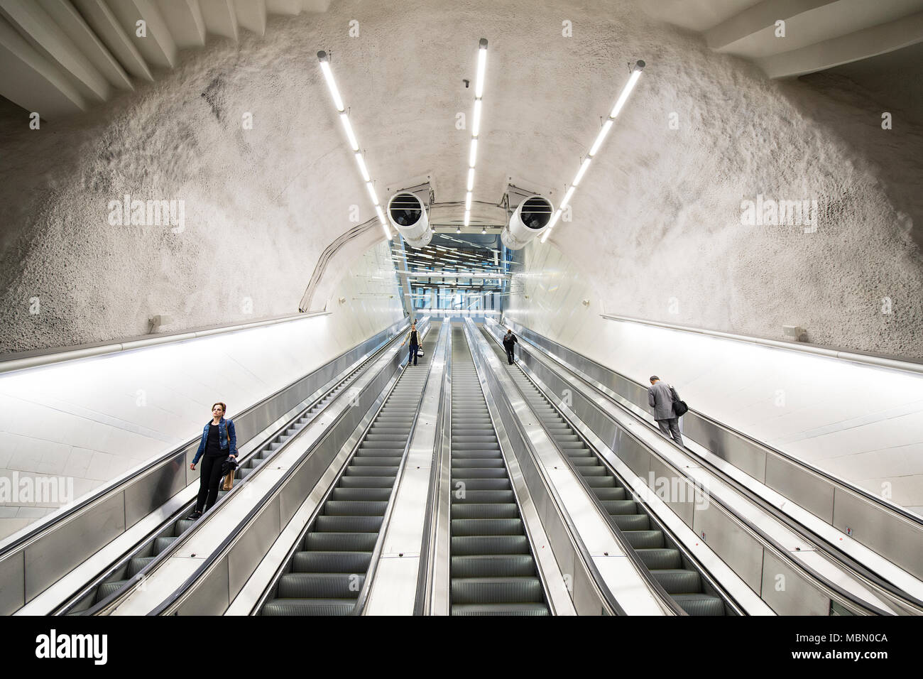 STOCKHOLM, Schweden - 6 August 2017: Rolltreppe mit Menschen am neuen Bahnhof in Stockholm City. Öffnen Sie für den öffentlichen und von 10 Ju Stockfoto