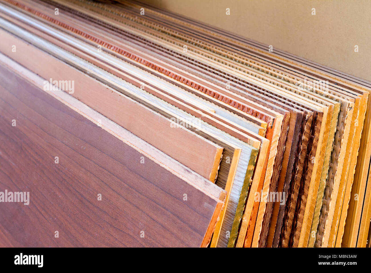 MDF, Spanplatten. Holz Platten in verschiedenen Stärken und Farben. Möbel  Beschläge für Möbel Produktion im industriellen Maßstab, und auch für die  Stockfotografie - Alamy