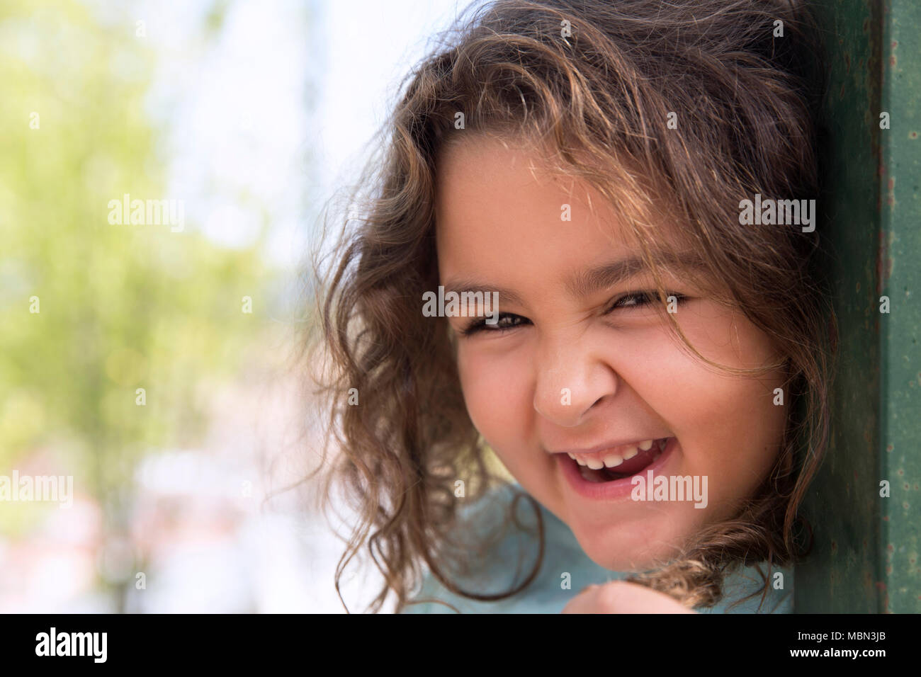 Porträt einer wunderschönen kleinen Mädchen sehr zufrieden mit offenen Mund Stockfoto
