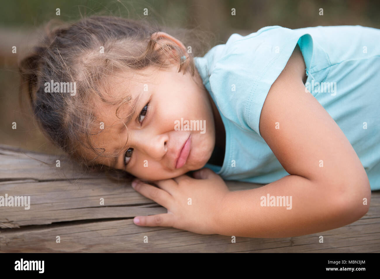 Porträt eines kleinen Mädchens mit einer Traurigkeit Ausdruck Stockfoto