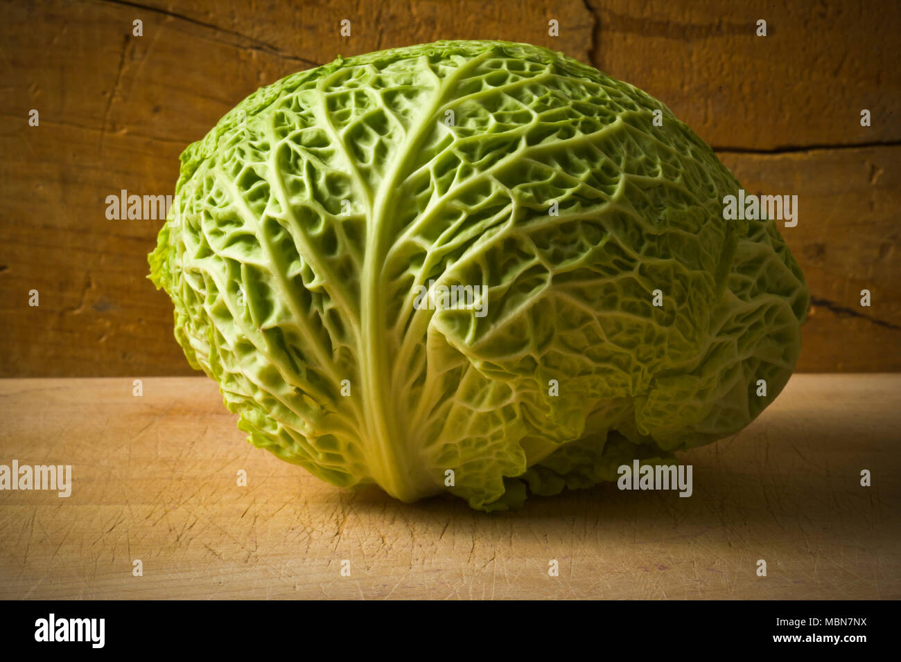 Noch immer leben eines Weißkohl Kopf auf einem Schneidebrett. Stockfoto