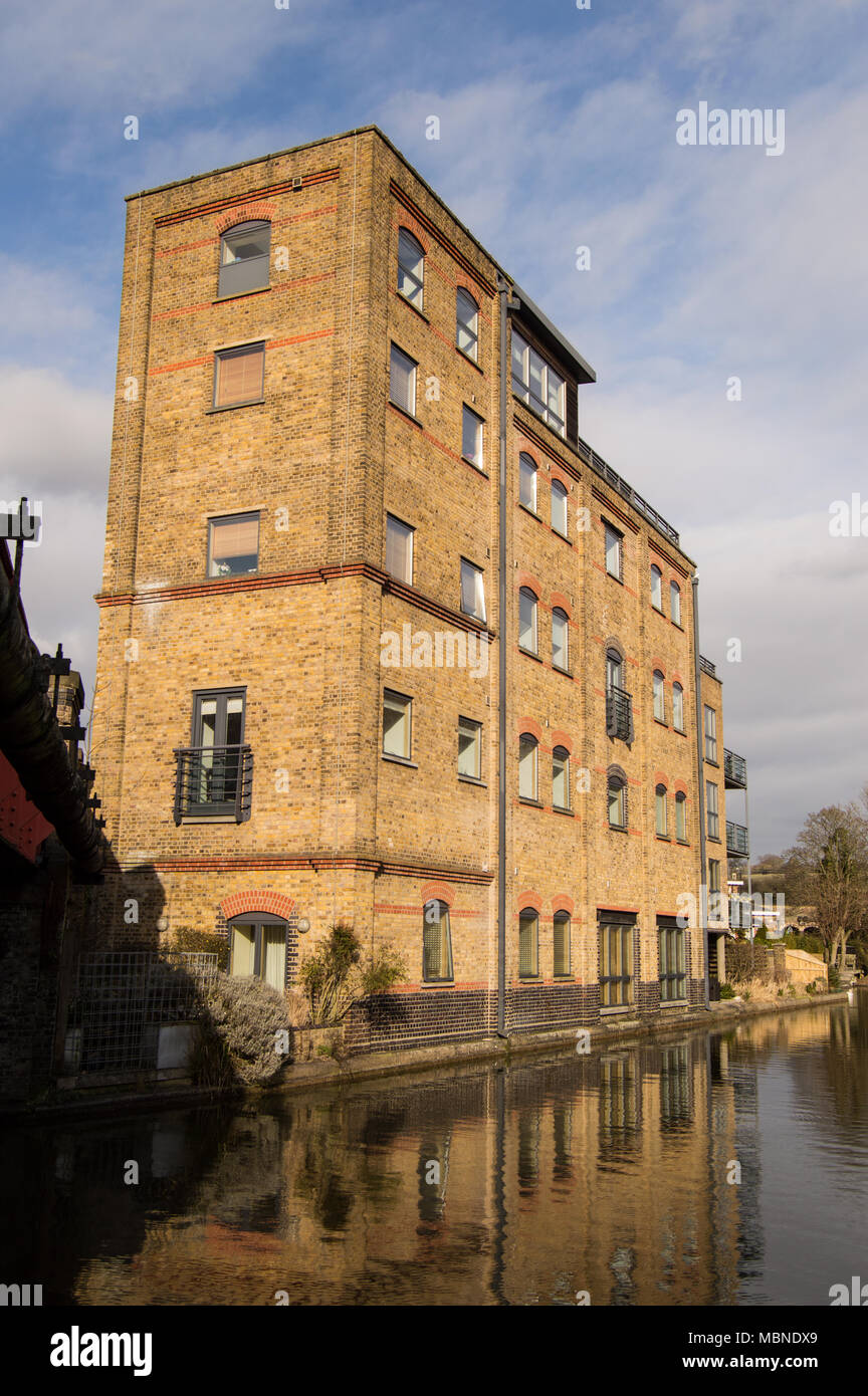 Schloss Mill Apartments in Berkhamsted auf dem Gelände der alten Mühle direkt neben dem Grand Union Canal Stockfoto