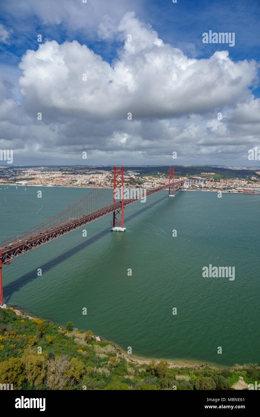 Blick von oben auf die Brücke "25 de Abril" in Lissabon Stockfoto