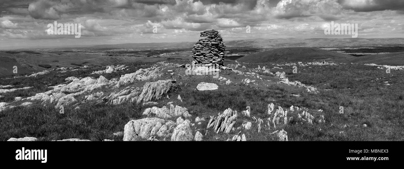 Cairns auf Artle Crag, Branstree fiel, Mardale Gemeinsame, Nationalpark Lake District, Cumbria County, England, Großbritannien Stockfoto