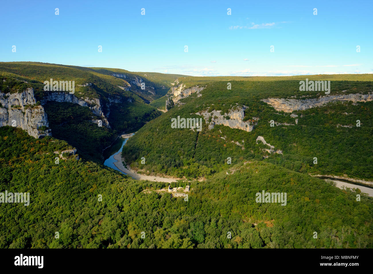 Die spektakuläre Kalksteinlandschaft des Gorges de l'Ardèche in der Region Rhône-Alpes im Süden Frankreichs Stockfoto