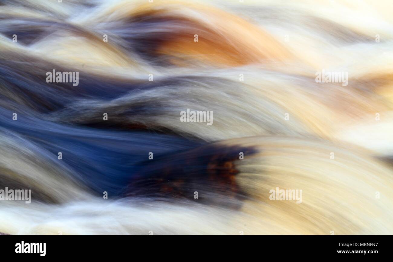 Stromschnellen im Fluss stark fließende Stockfoto